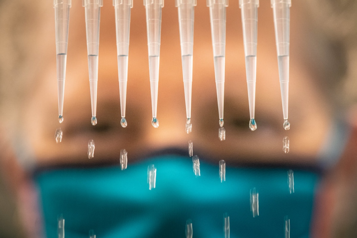 Laboratory pipettes dispensing sample droplets